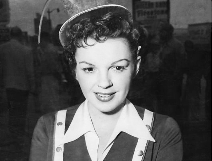 1954 publicity photo of Judy Garland: Judy Garland during filming in a drive-in restaurant for her role in the WB film A Star is Born.