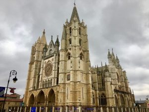 Photo of front of León’s gothic Santa María de León Cathedral.