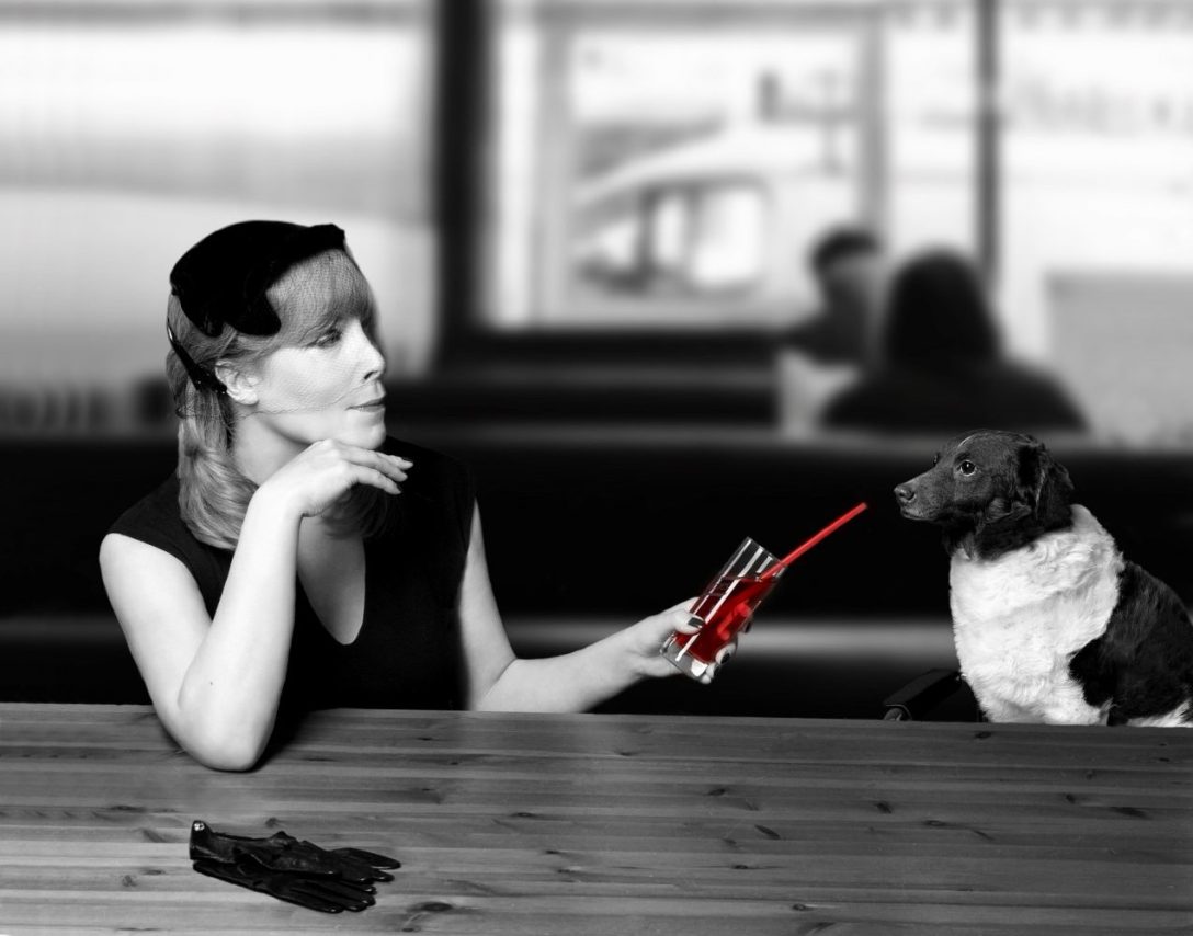 Valeska Réon with her black and white dog.