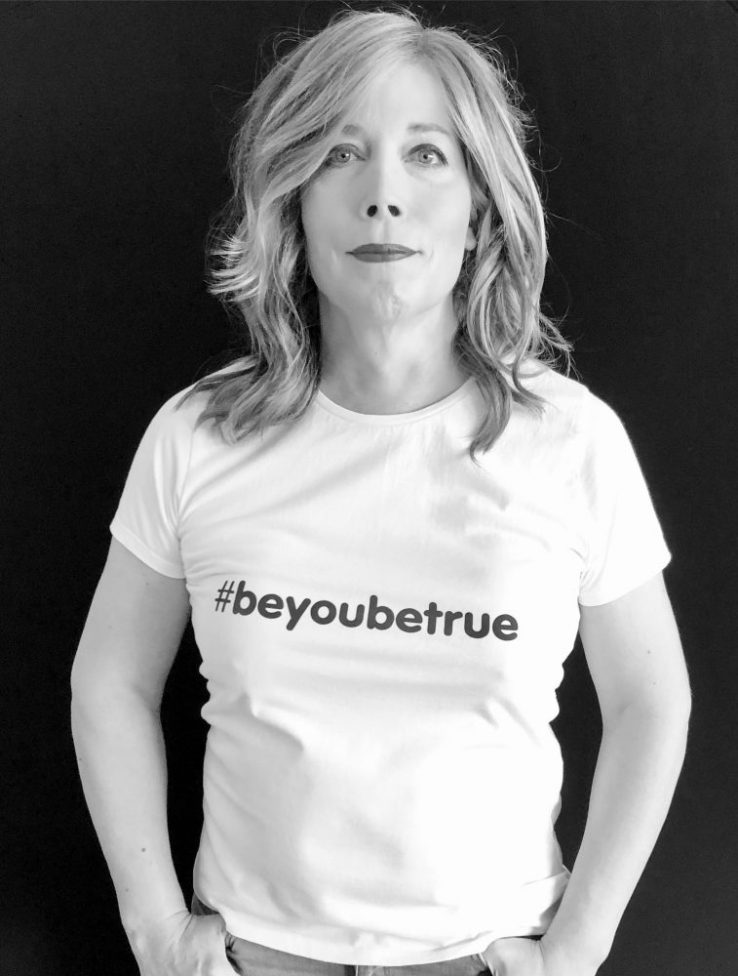 Valeska Réon wears her favorite hashtag.