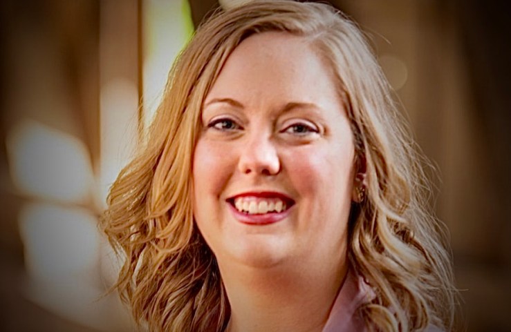 Photo of Rachel Tindall. She blogs at CapturingYourConfidence.com