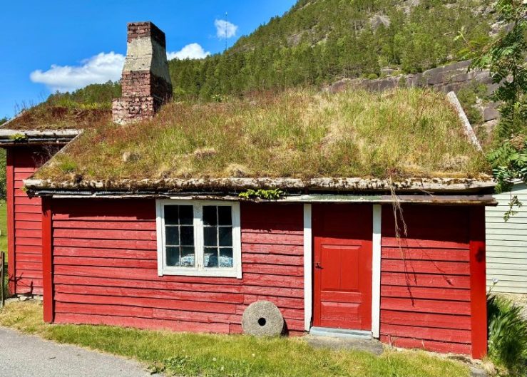 A charming traditional Norwegian house featuring an insulating sod roof.
