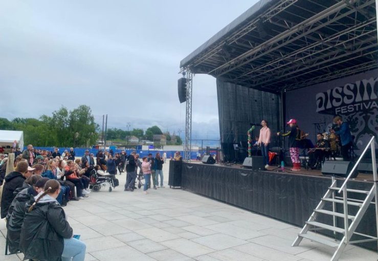 Photo of a performer on stage at Dissimilis Festival near the Nobel Peace Center.